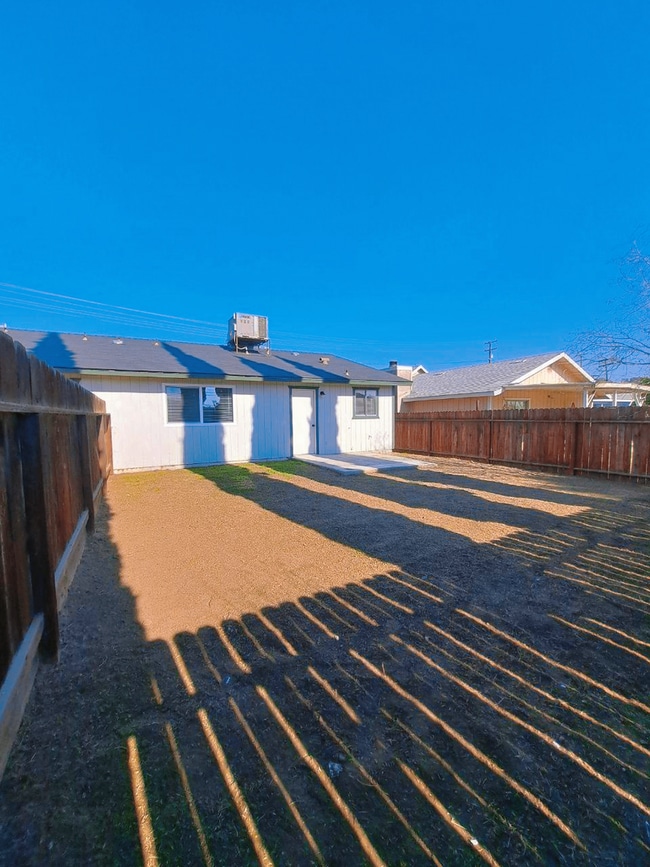 Building Photo - 546/550 E Polk St