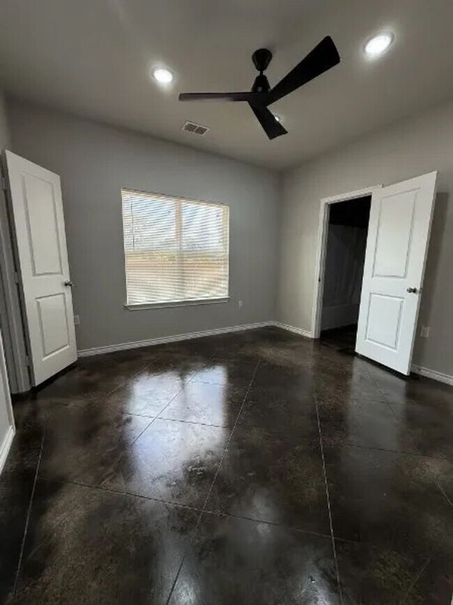 Building Photo - Country Road Triplex