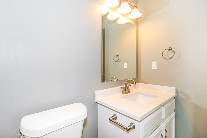 Building Photo - 5858 Rensslaer Dr