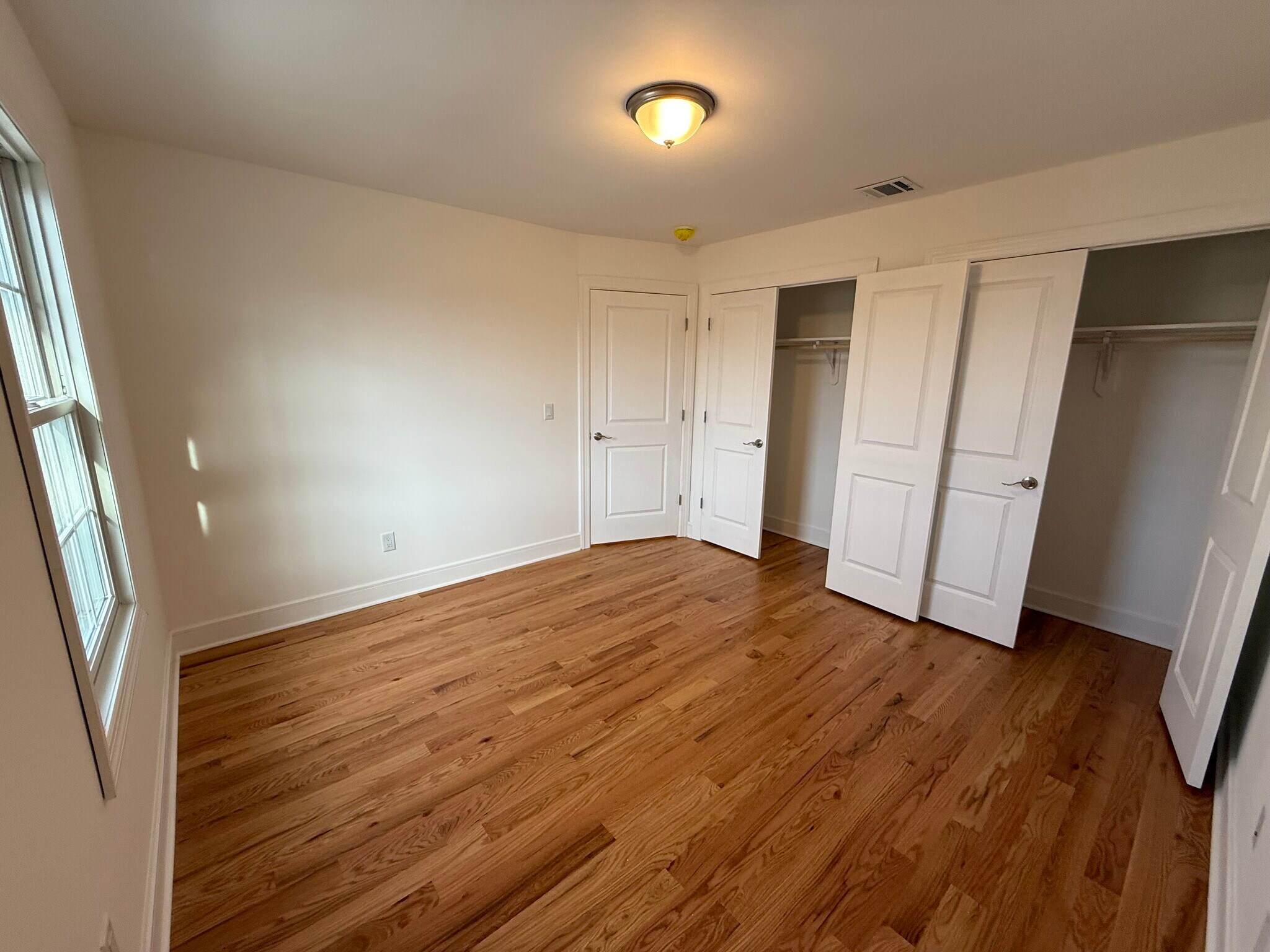 Building Photo - 370 Semel Ave