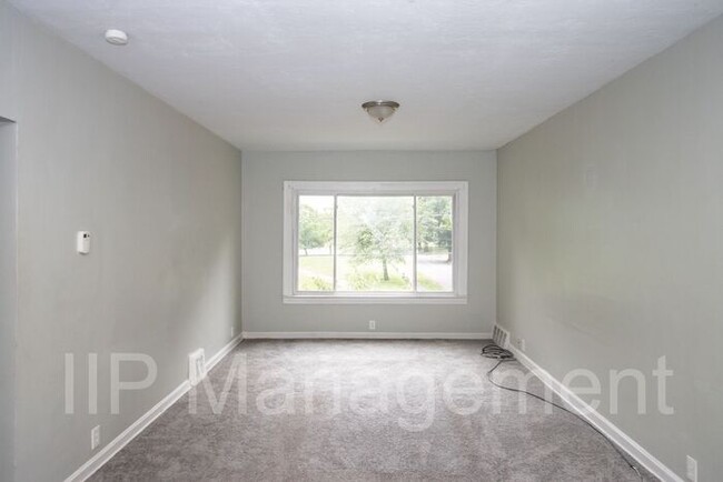 Building Photo - Updated 2BD UP off West Blvd-Westside Clev...