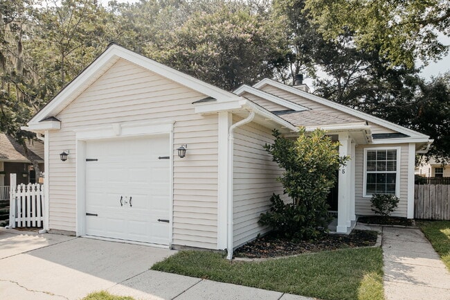Building Photo - Charming 3-Bedroom Home with Hardwood Floors in Shadowmoss