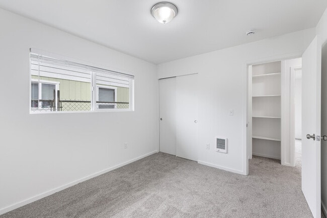 Building Photo - TWO BEDROOM ONE BATH APARTMENT IN LONGVIEW