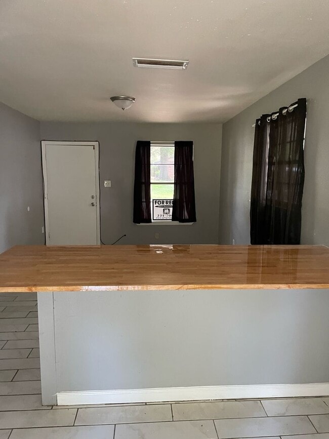 Building Photo - 3 Bedroom 1 Bath in Southern Hills