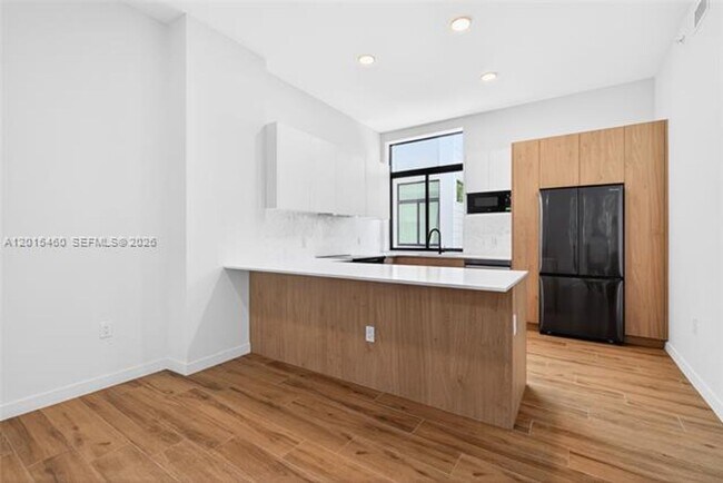 Building Photo - 515 NE 61st St