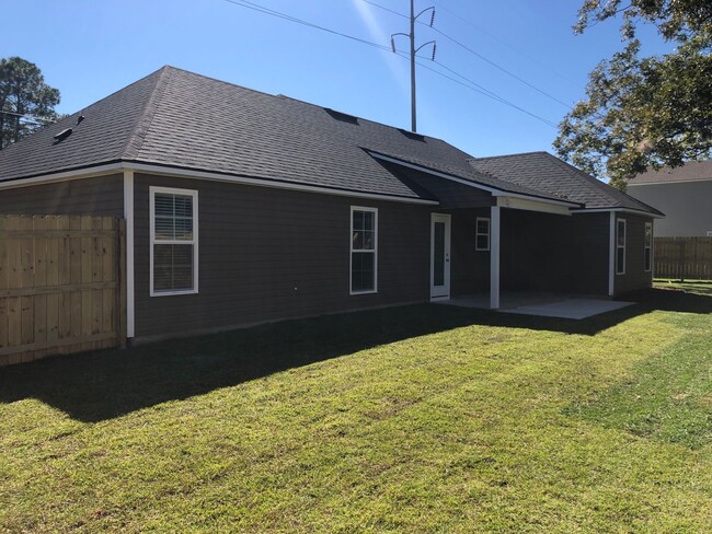 Building Photo - Charming 4-Bedroom Home with Fenced Yard &...