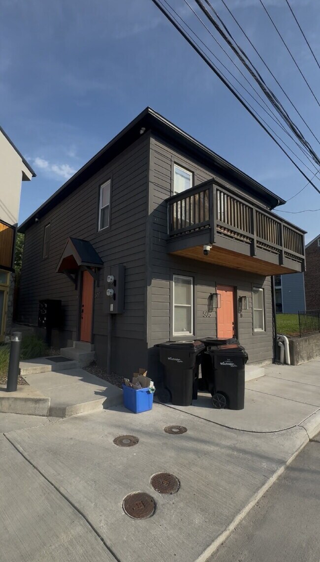 Building Photo - Charming Newly Renovated Down Stairs Apartment in the Heart of Downtown Winchester