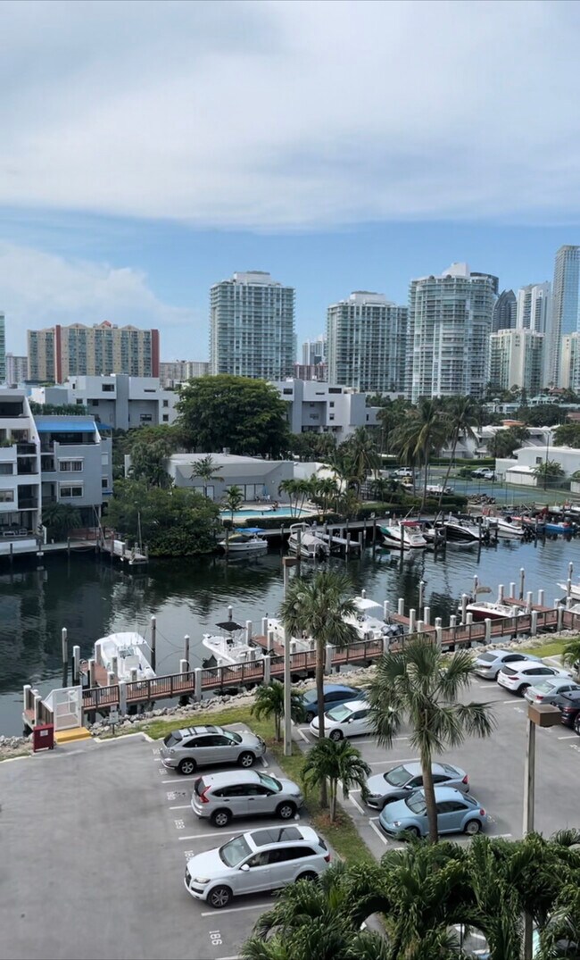 Building Photo - 400 Kings Point Dr