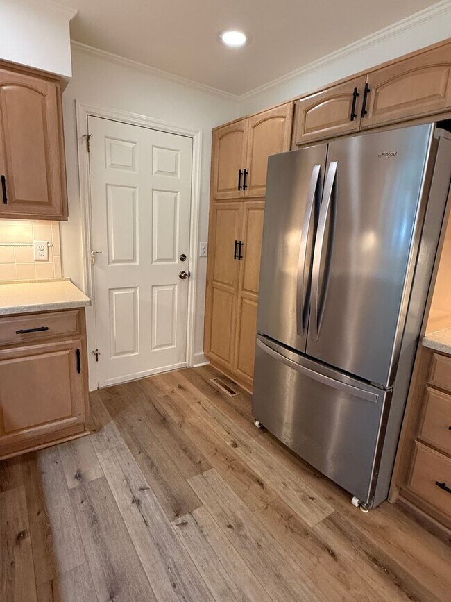 Building Photo - 3/3 Totally Renovated House on Sylvan Driv...