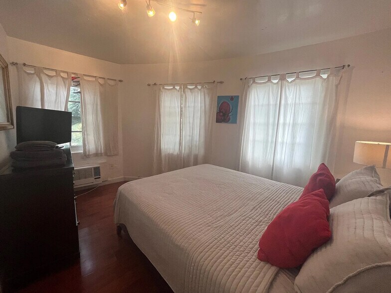 Building Photo - 503 75th St