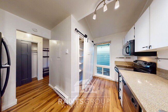 Building Photo - Lovely and spacious townhouse with a 1-car...