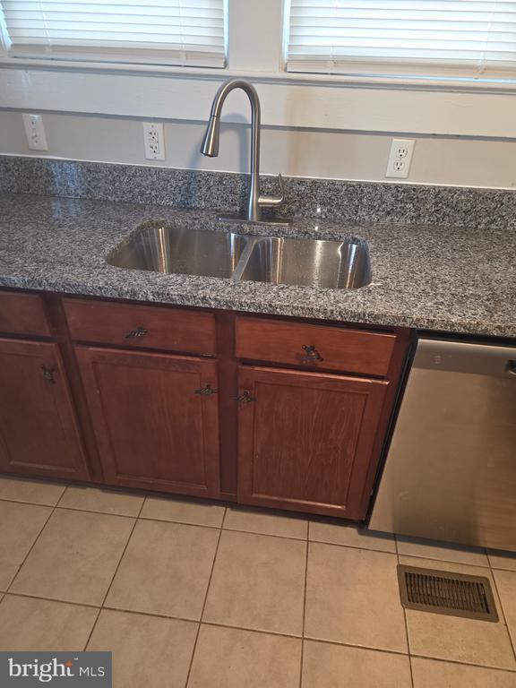 Building Photo - 2511 Charles St