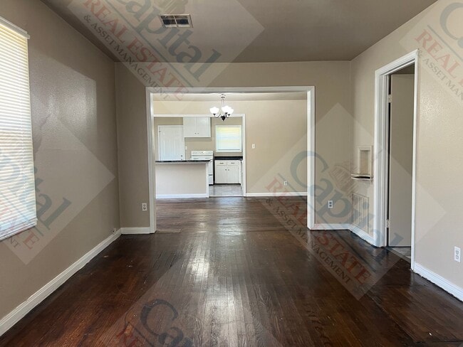 Building Photo - Spacious 3 Bedroom