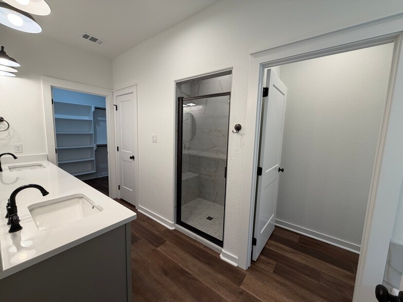 Building Photo - 5041 Mooney Fls Dr