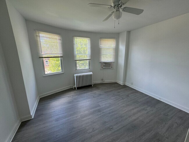 Building Photo - Updated 3-Bed Home with Spacious Backyard