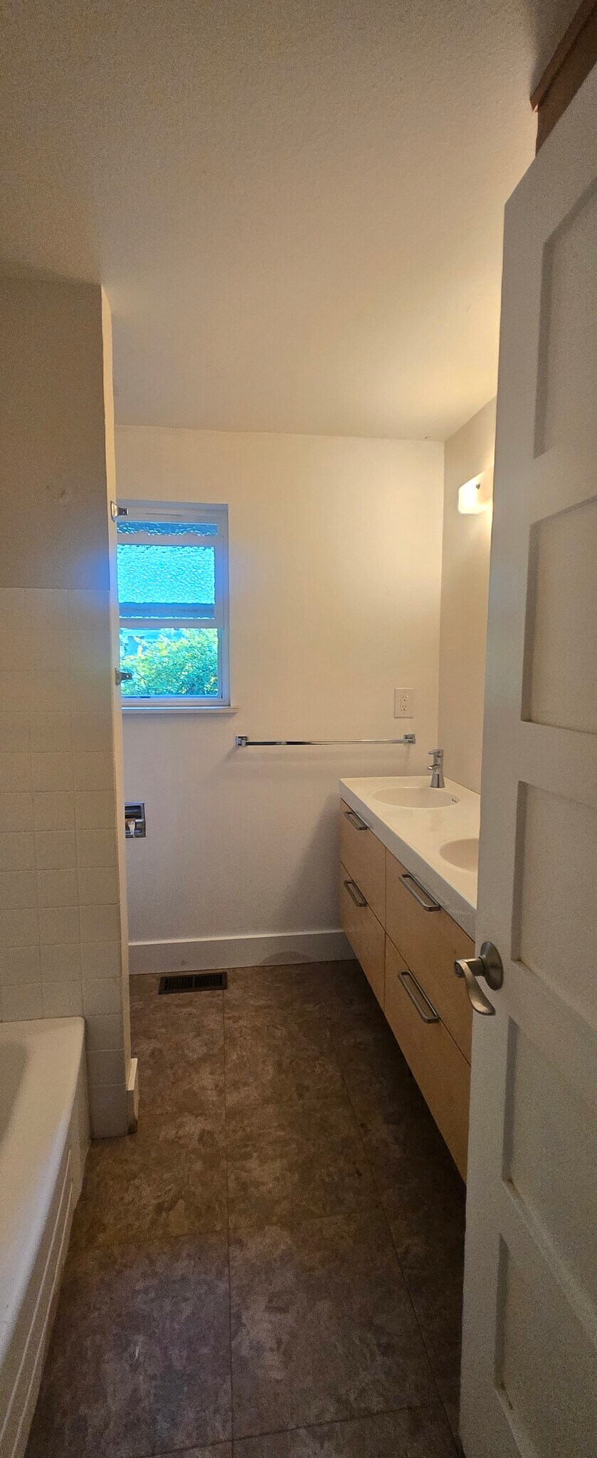 Bath1 common - 2020 151st Ave SE