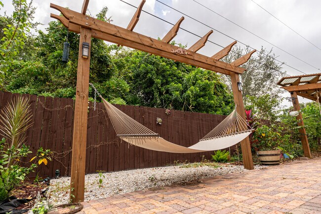 Building Photo - 3651 SW Dellamano St