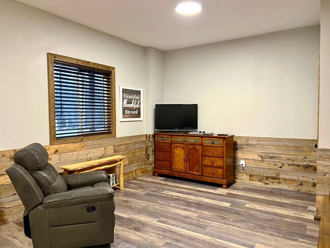 Building Photo - ** SEASONAL RENTAL ** YOUR ALASKAN CABIN I...
