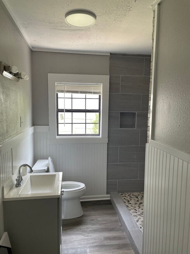 Building Photo - 1309 5th St