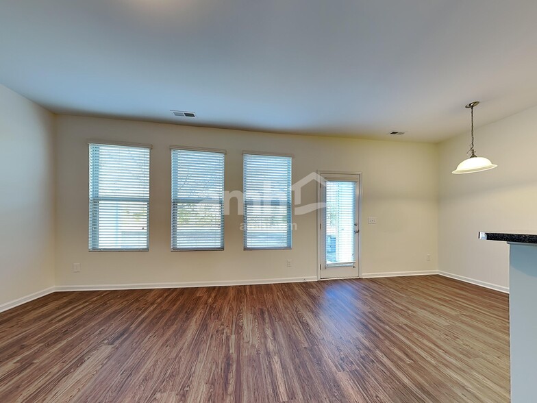 Building Photo - 4483 Middletown Dr