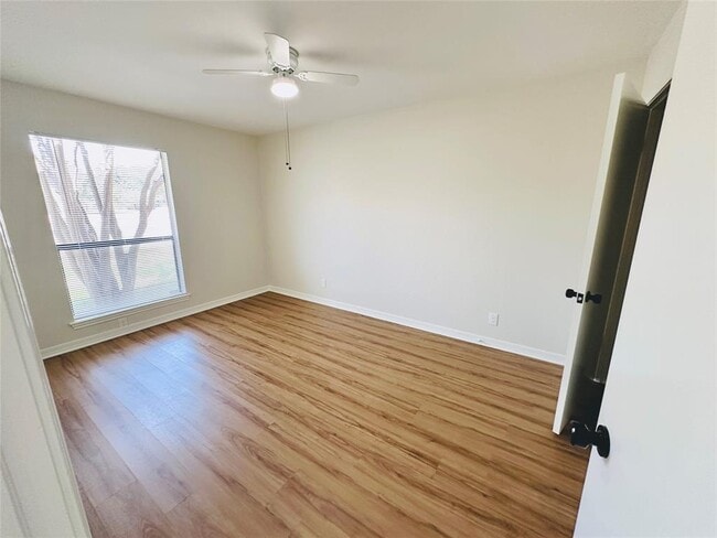 Building Photo - 1605 Somerset Dr