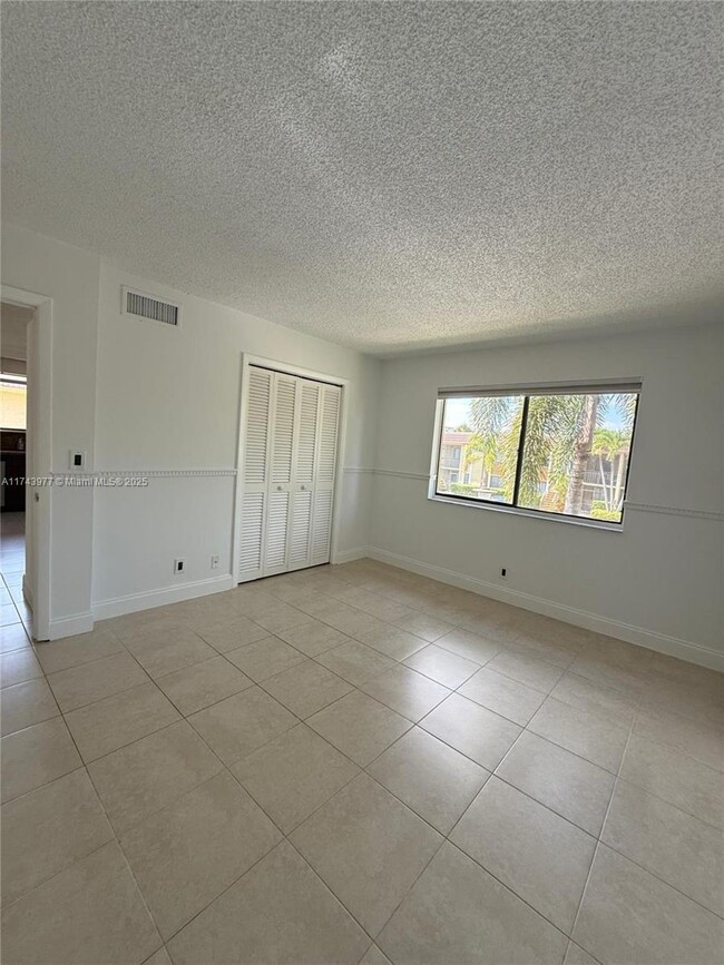 Building Photo - 303 Lakeview Dr