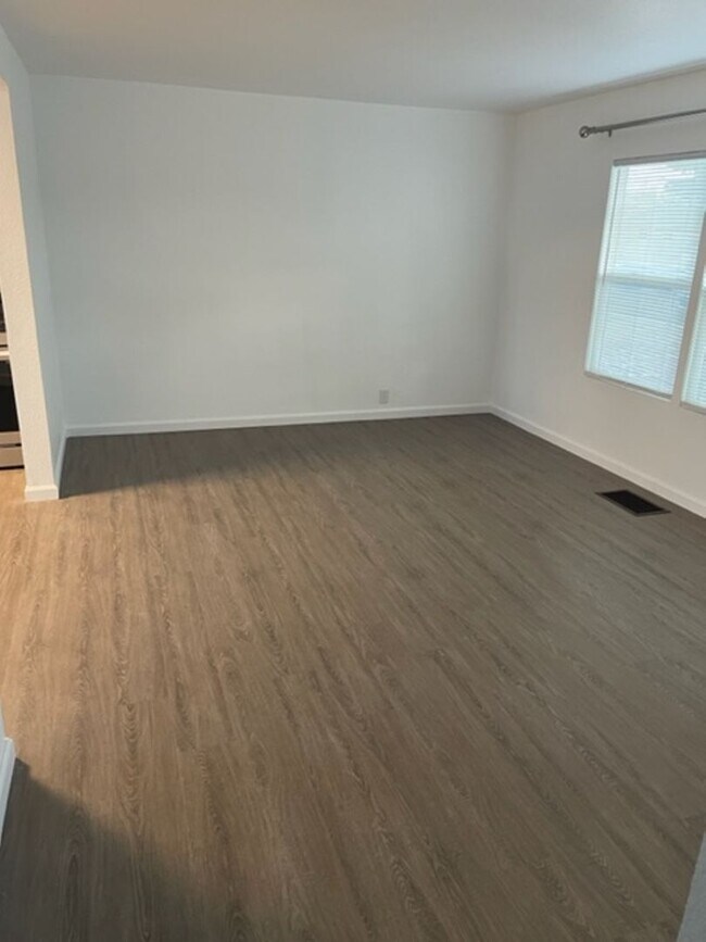 Building Photo - NEWLY REMODELED 3 BEDROOM RANCHER IN STRAT...