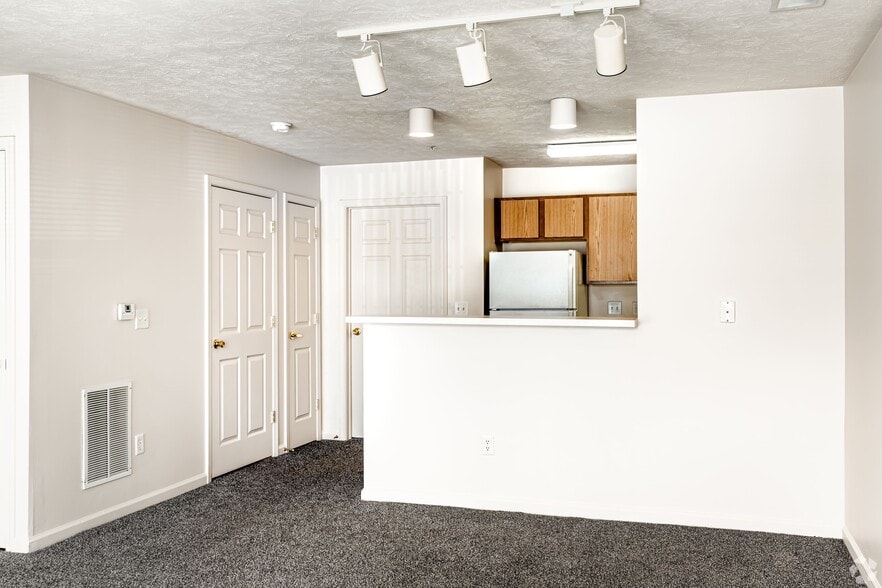 Building Photo - Clay Terrace
