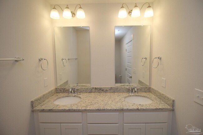 Building Photo - 1635 Iroquois Ct