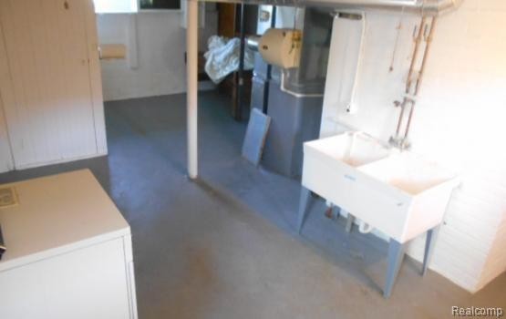 Building Photo - 735 N Main St