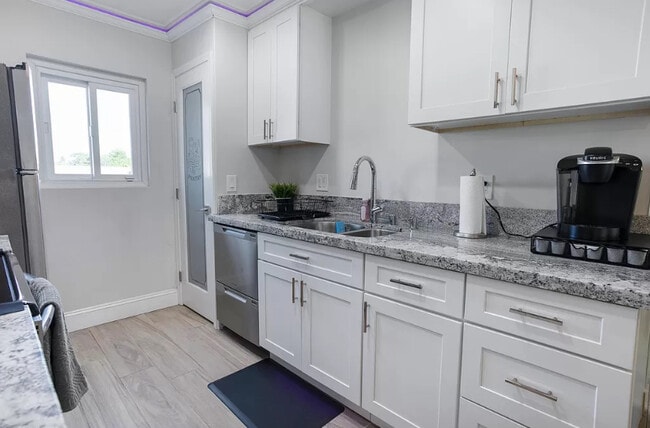 Building Photo - 555 S La Veta Park Cir
