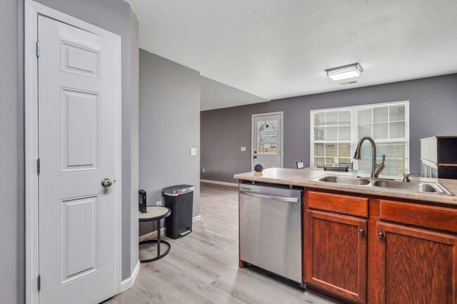 Building Photo - AVAILABLE JUNE (PETS PERMITTED)