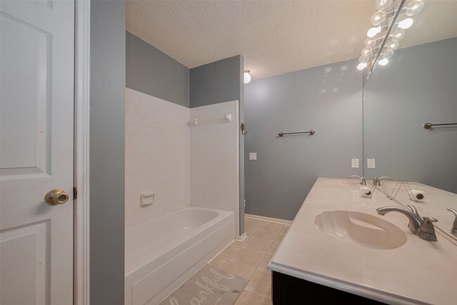 Building Photo - 9911 Villa Verde Dr