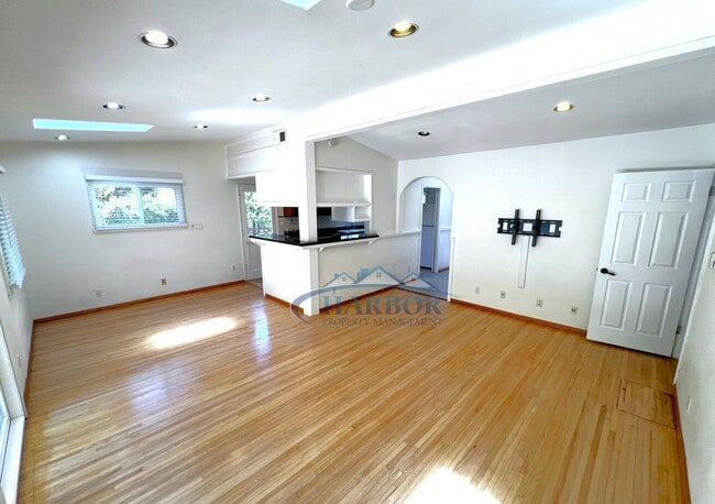 Building Photo - Charming 3 Bedroom 2 Bathroom