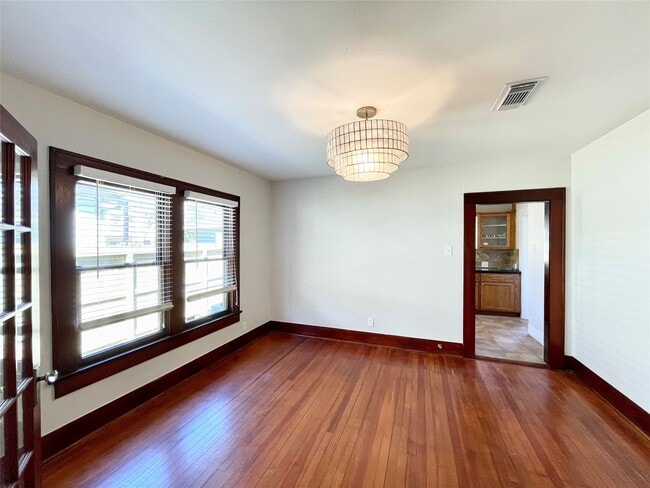 Building Photo - 405 E 28th St