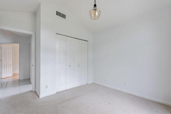 Building Photo - 1975 Oak Berry Cir