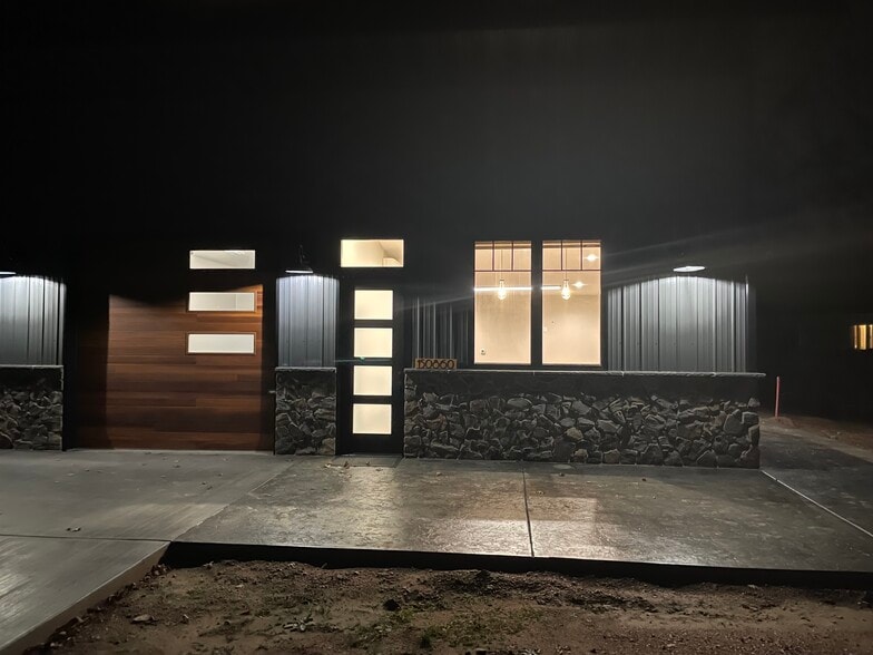 Zero Entry from all doors - 150860 Nightingale Ln