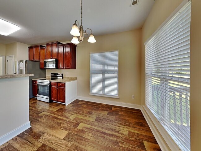 Building Photo - Beautiful 6 Bedroom Home located in Hampton!