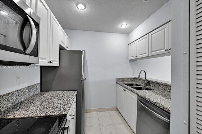 Building Photo - 906 Twin Lakes Dr