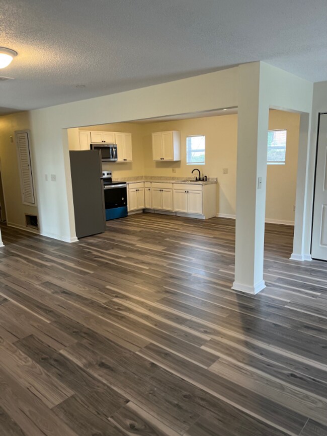 Building Photo - 3 Br Brick Ranch