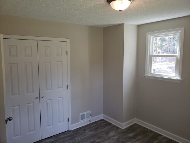 Building Photo - NEWLY RENOVATED DUPLEX UNIT
