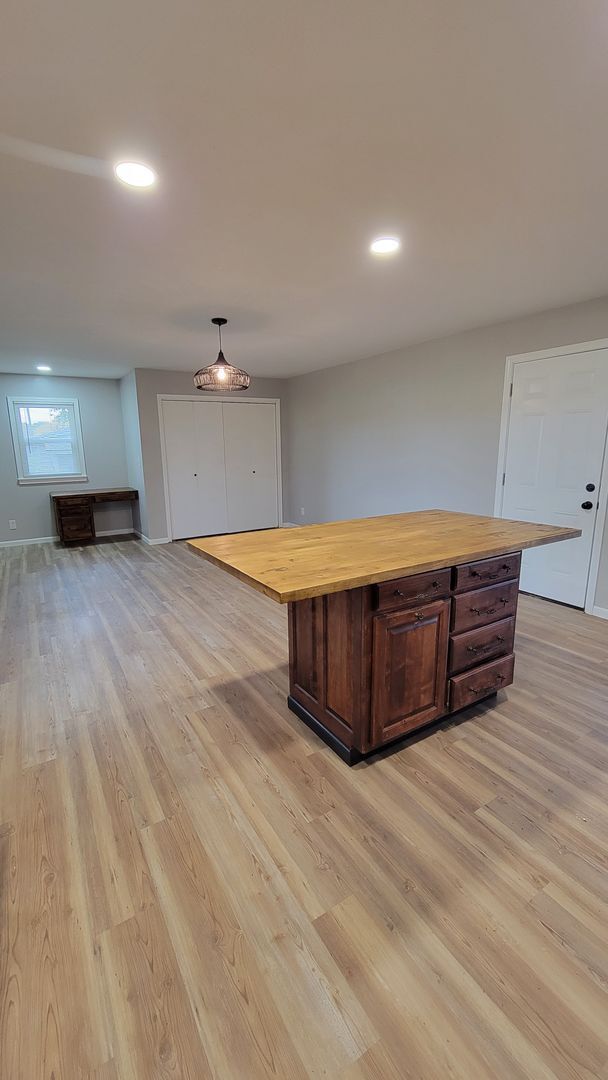 Building Photo - SPACIOUS NEWLY REMODELED 3 Bedroom | 1.5 B...