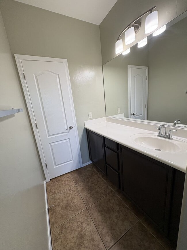 Building Photo - Move in ready Vail School District