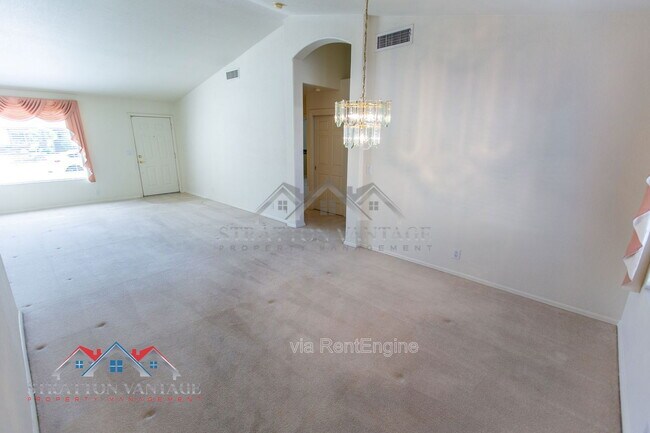 Building Photo - 10864 E Lindner Ave