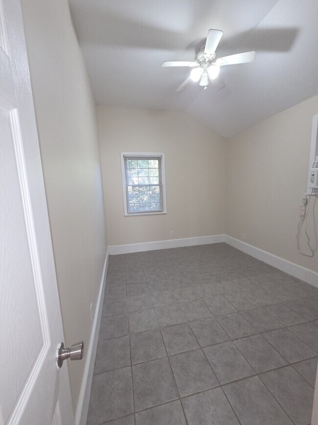 Building Photo - 1006 Holden St