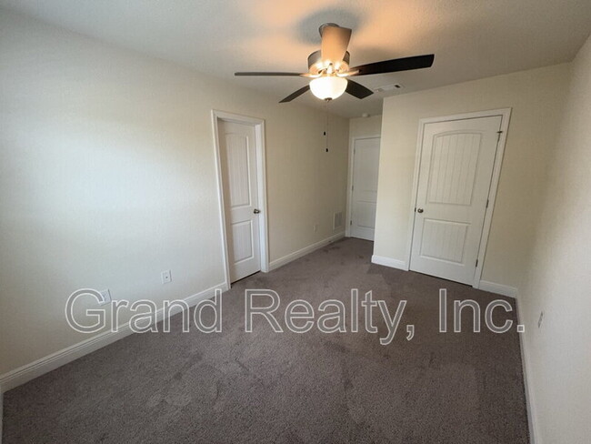 Building Photo - 4425 Village Oak Ln