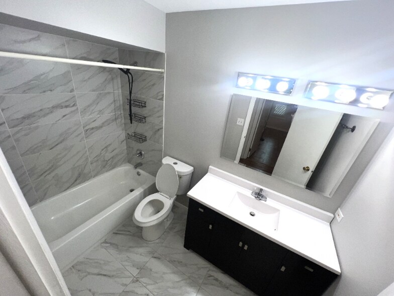 Building Photo - 2275 Country Club Dr