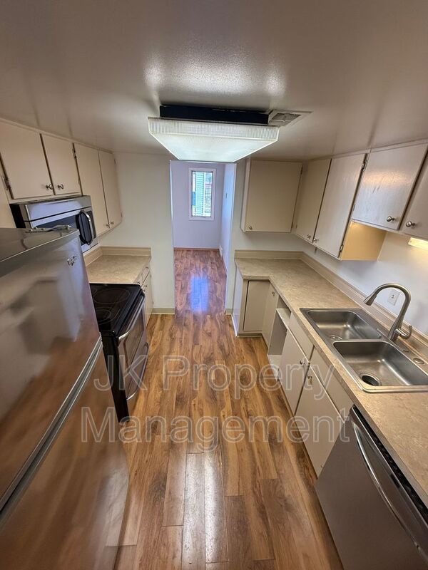 Building Photo - 2300 14th Ave S