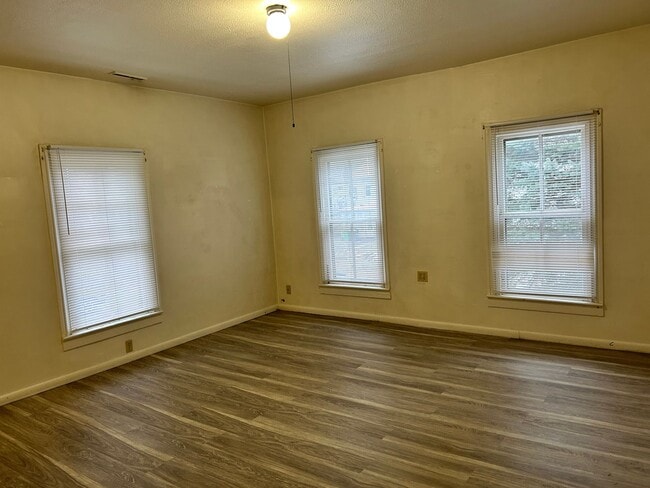 Building Photo - One bedroom apartment