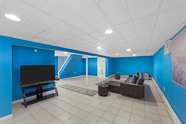 Building Photo - 1498 Kew Ave
